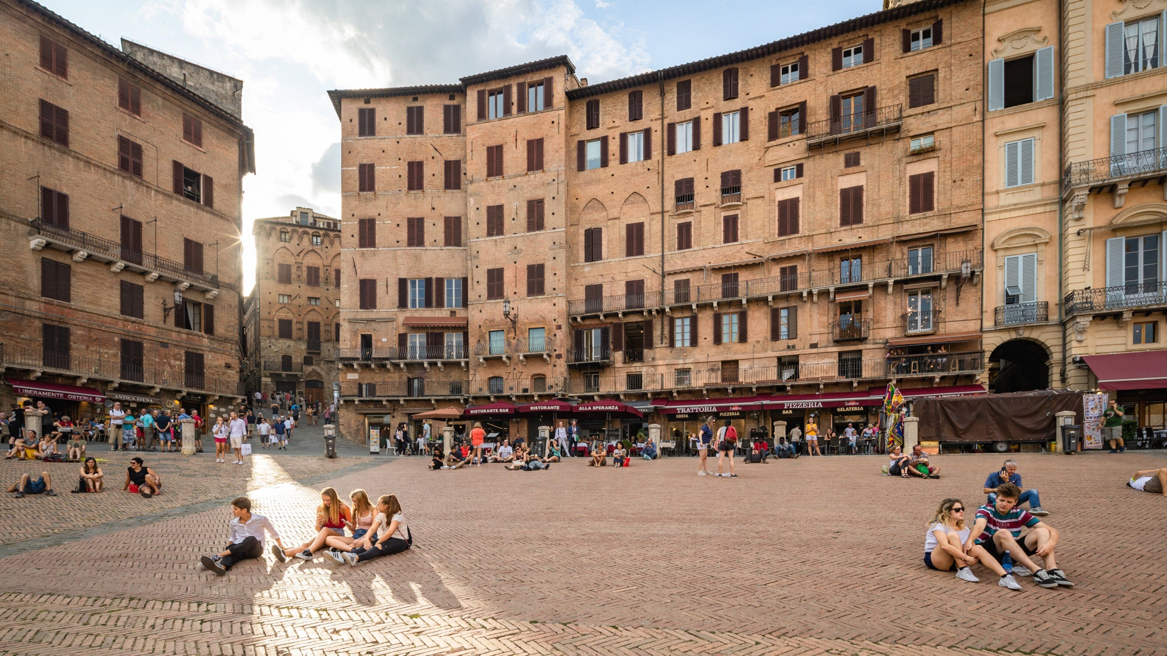 Piazza del Campo showing a square or plaza and a city
