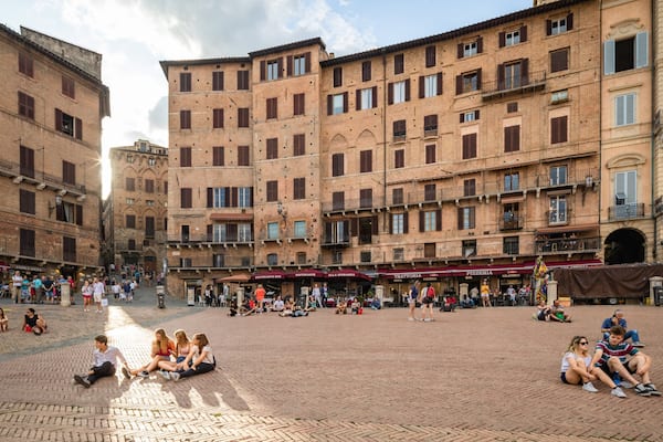 Piazza del Campo showing a square or plaza and a city