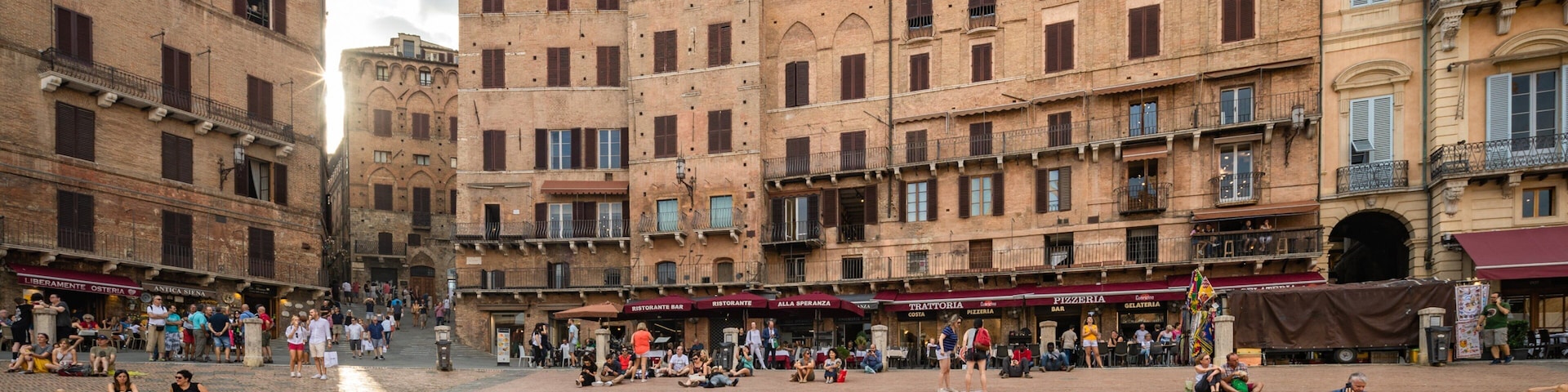 Piazza del Campo showing a square or plaza and a city