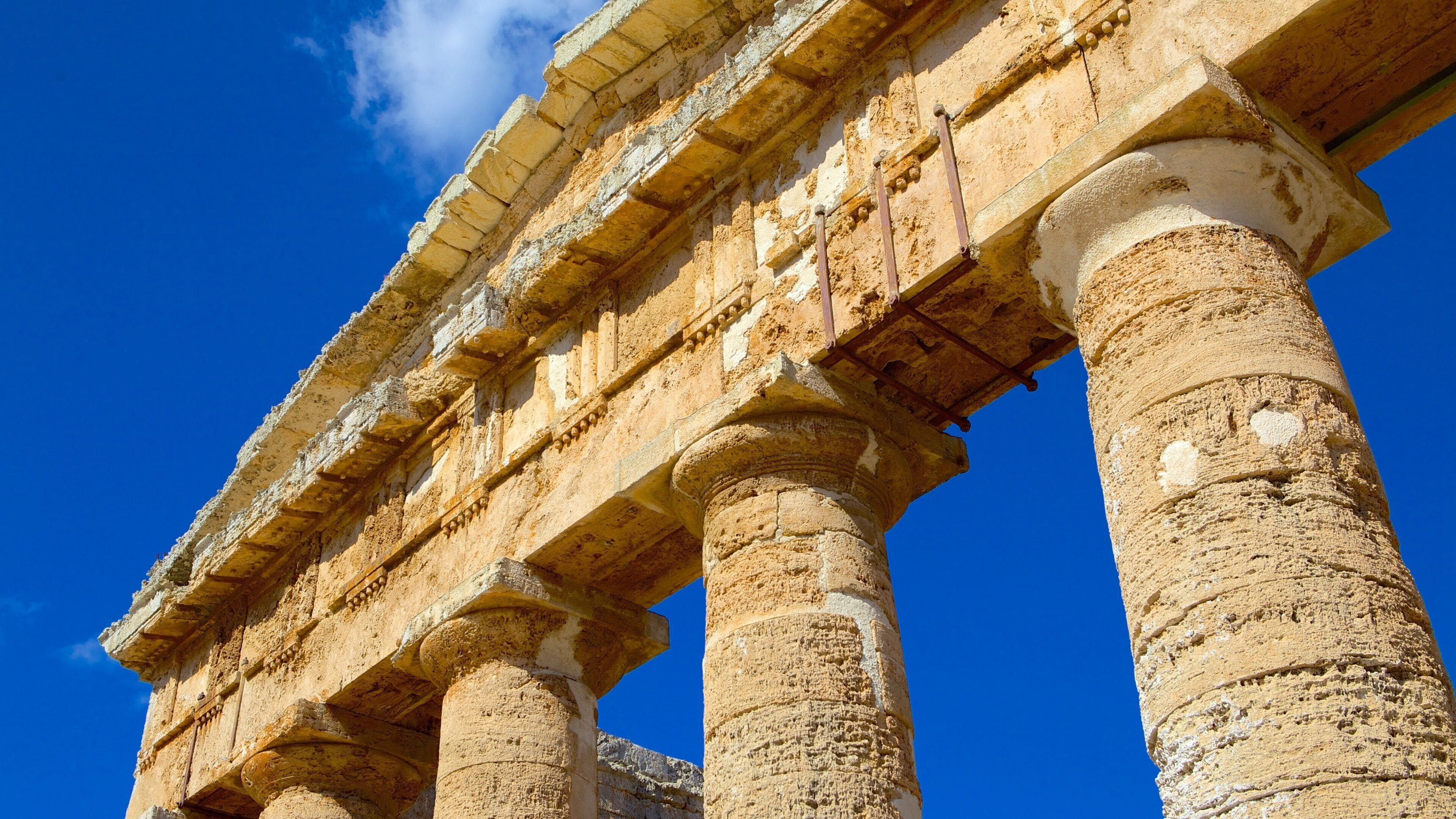 Greek Temple of Segesta which includes heritage architecture, a ruin and heritage elements