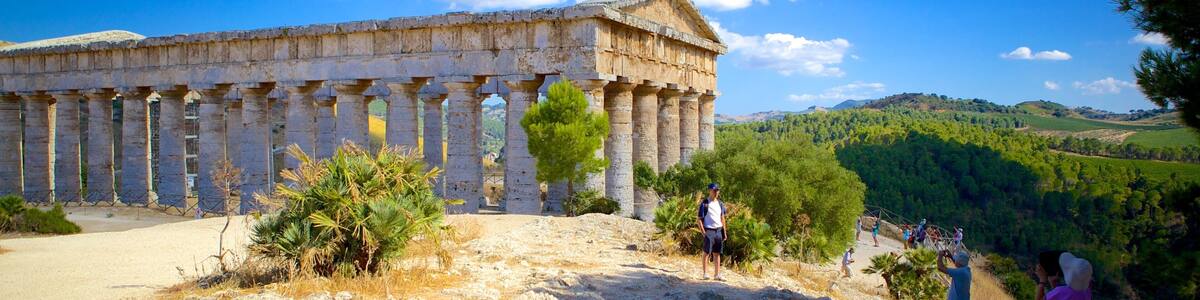 Le Parthénon à Athènes, en Grèce, avec des touristes visitant le site.