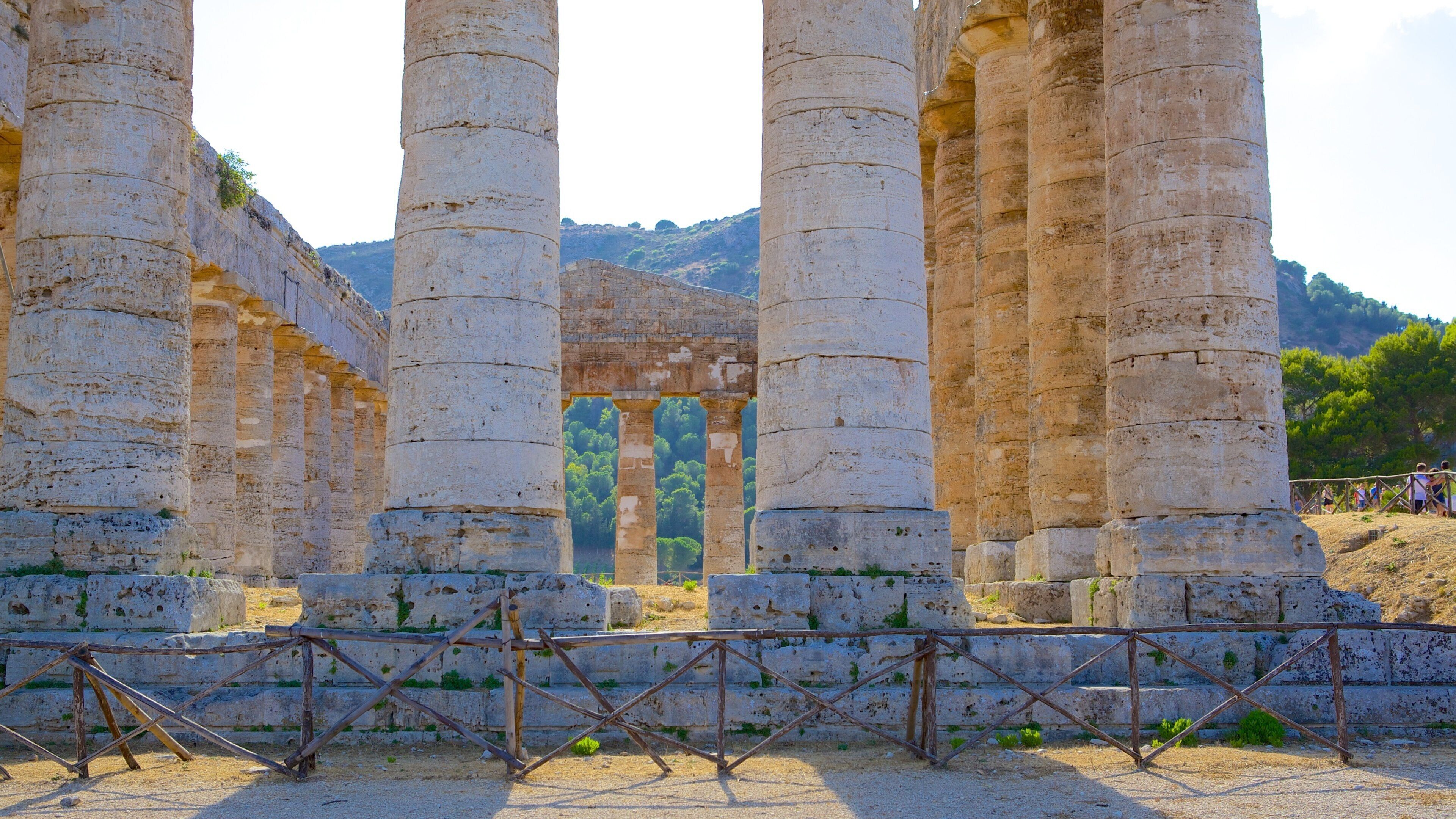 Templo griego de Segesta ofreciendo ruinas de edificios, patrimonio de arquitectura y elementos del patrimonio