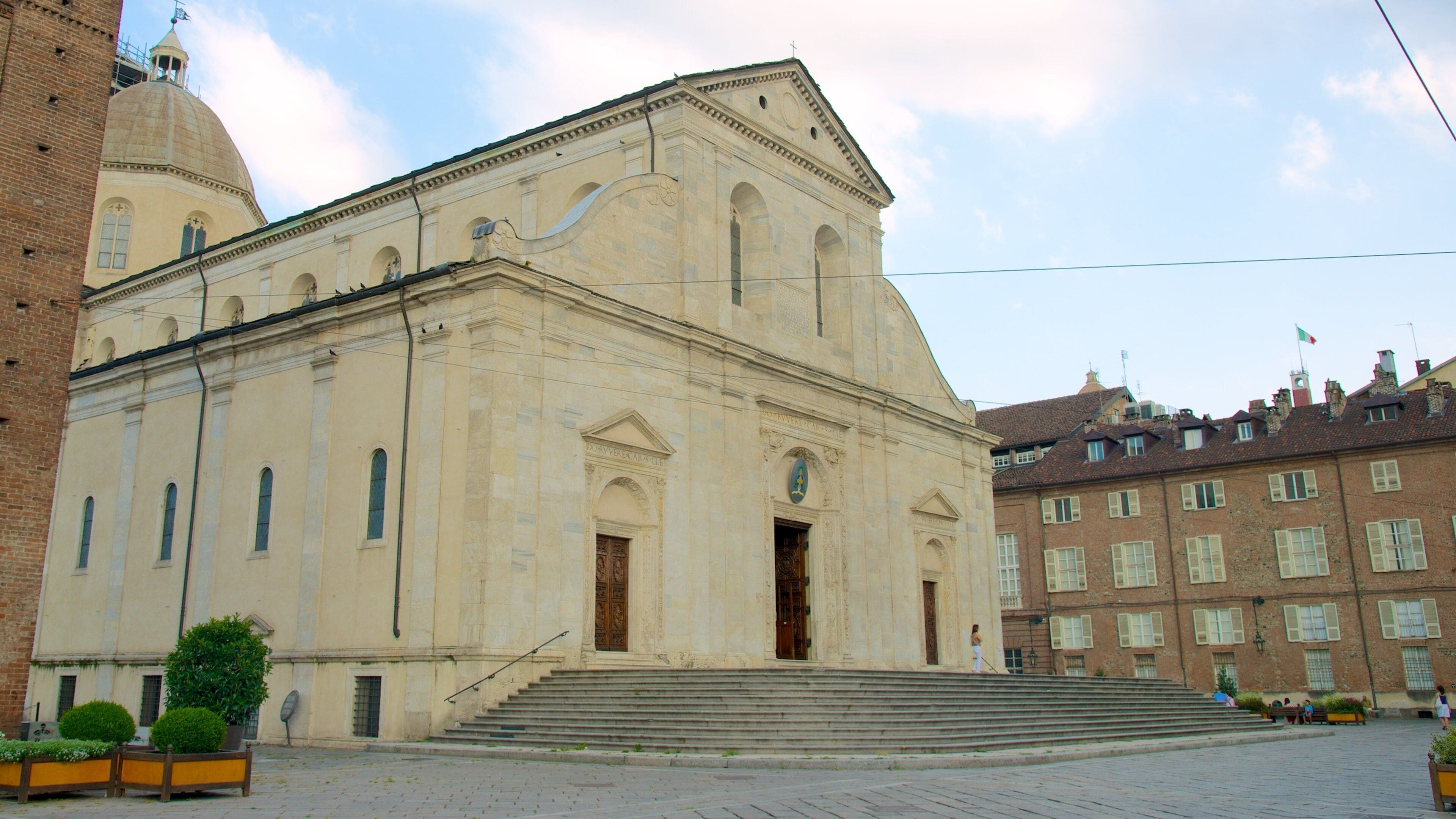 Turin katedral som inkluderer kirke eller katedral, religiøse elementer og torg eller plass