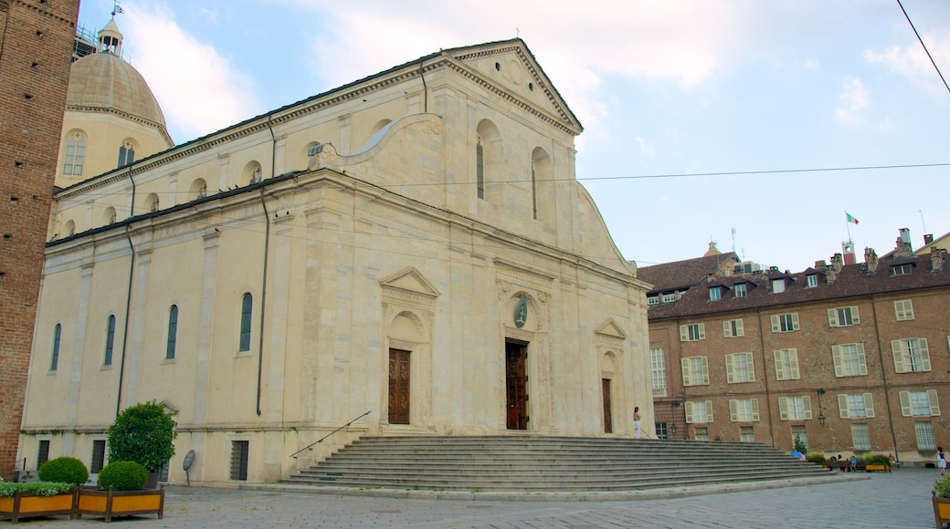 Turin katedral som inkluderer kirke eller katedral, religiøse elementer og torg eller plass