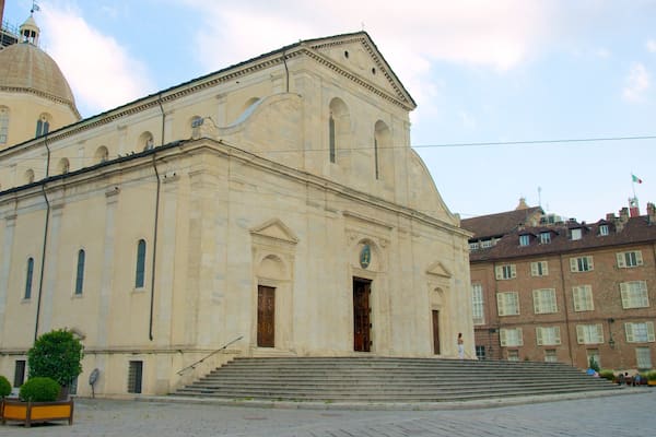 Un bâtiment historique doté d’un dôme et de fenêtres en arc de cercle.