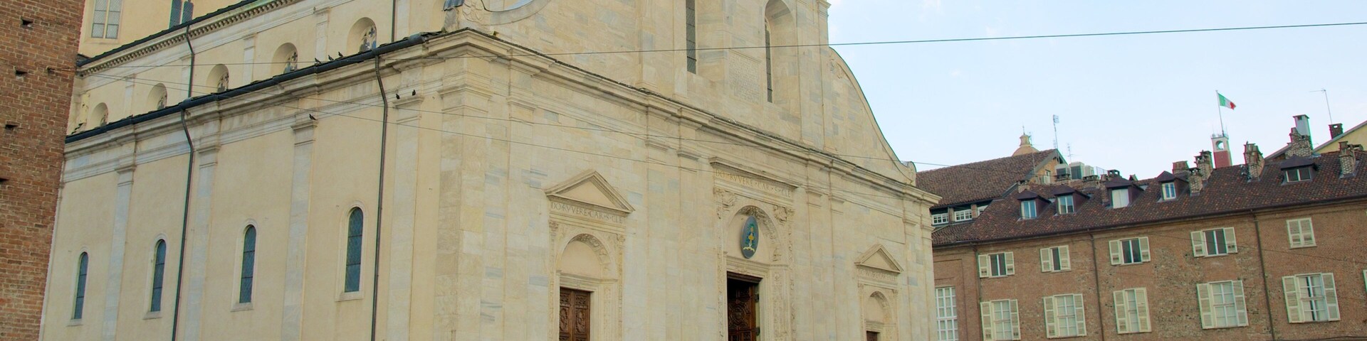 Ein historisches Gebäude mit einer Kuppel und Bogenfenstern.