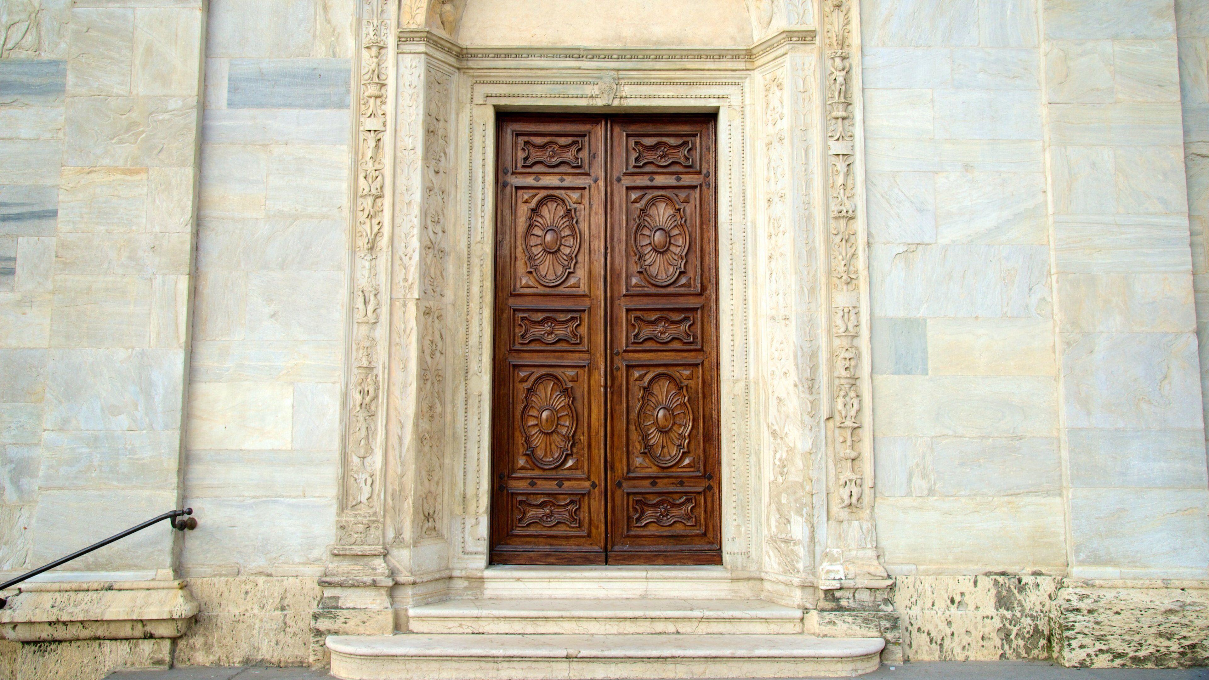 Turin Cathedral featuring religious aspects and a church or cathedral