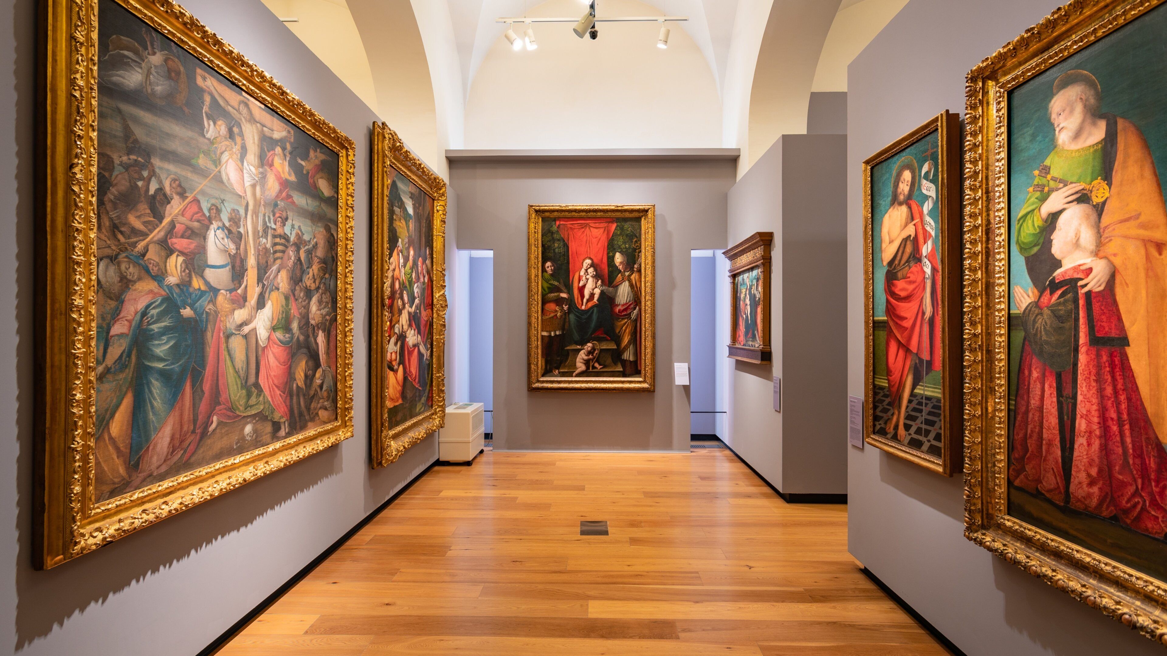 Galleria Sabauda featuring religious aspects, interior views and art