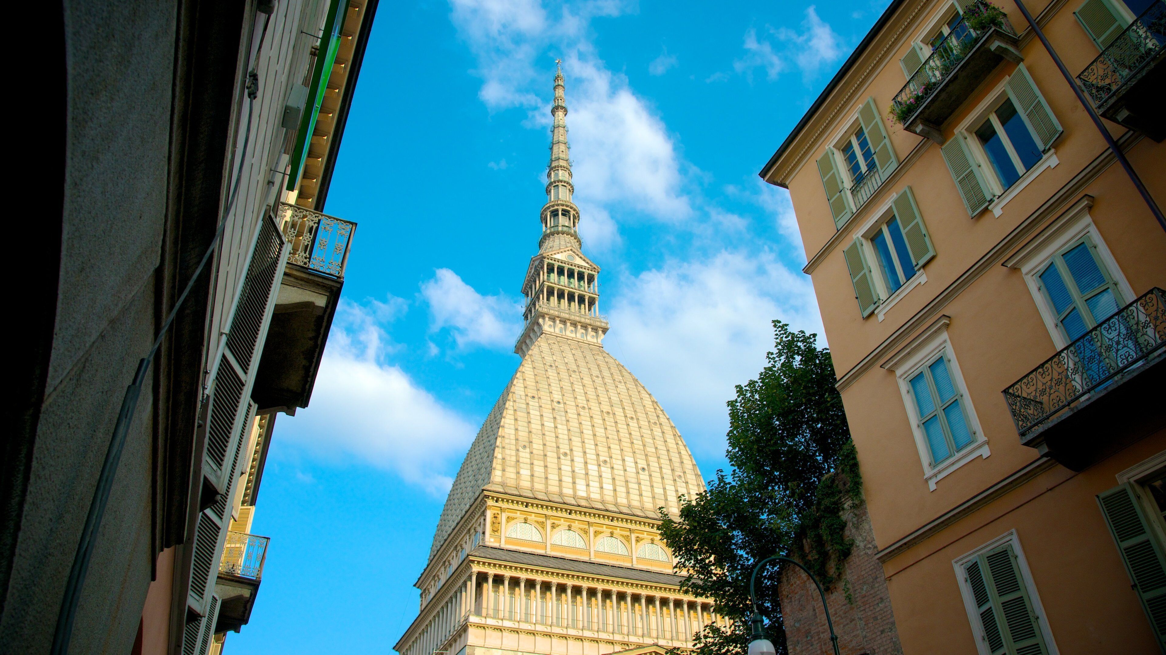 Mole Antonelliana featuring street scenes and heritage architecture