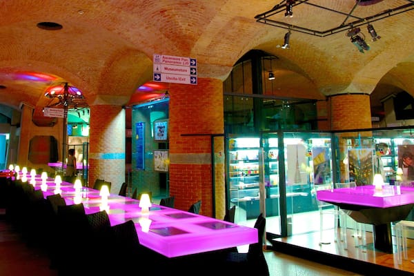 Mole Antonelliana qui includes dßner en ville et vues intérieures