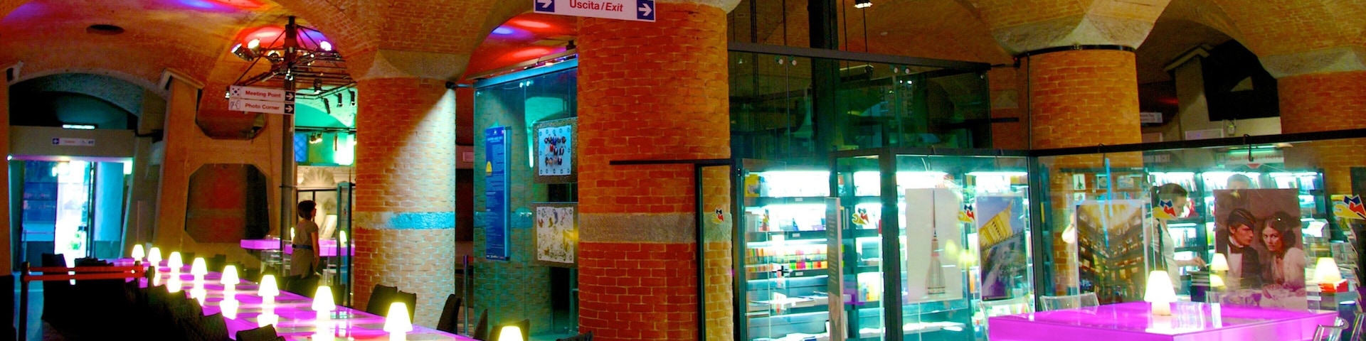 安托內利尖塔 其中包括 出外用餐 和 內部景觀