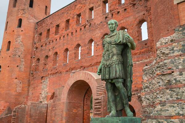 Palatine Towers showing a statue or sculpture, heritage elements and heritage architecture