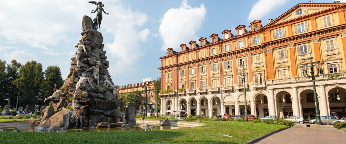 Piazza Statuto which includes heritage architecture, a fountain and a park