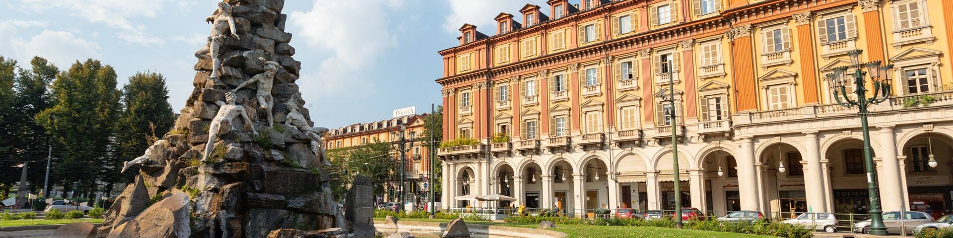 Piazza Statuto which includes heritage architecture, a fountain and a park