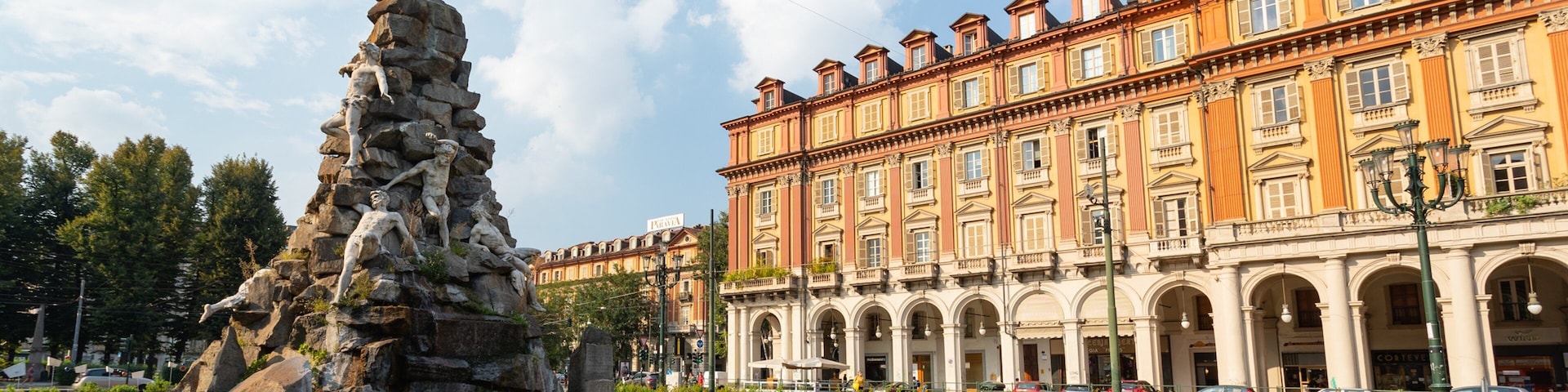 Piazza Statuto which includes heritage architecture, a fountain and a park
