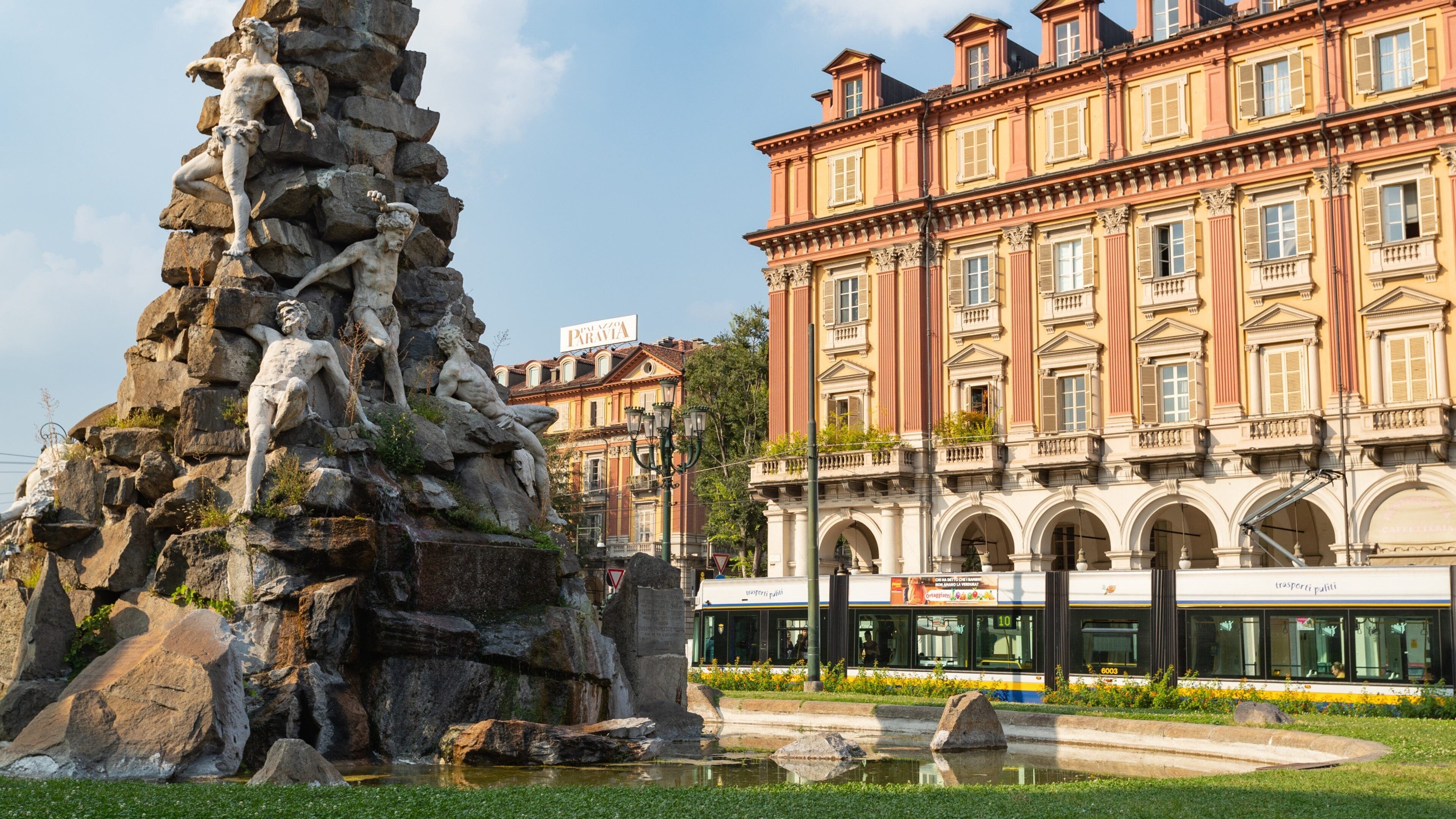Piazza Statuto showing a fountain and outdoor art