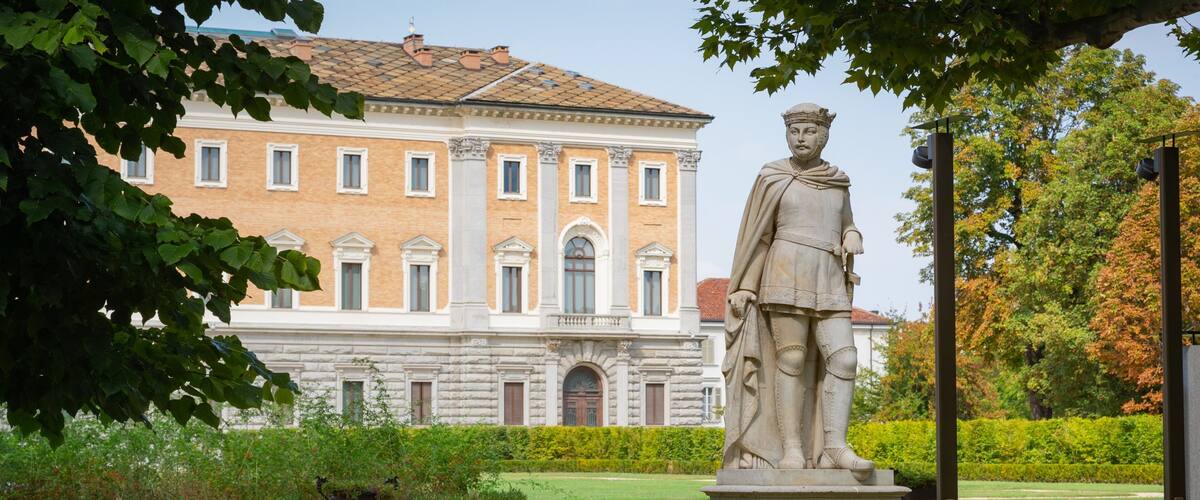 Royal Gardens showing a statue or sculpture and a park
