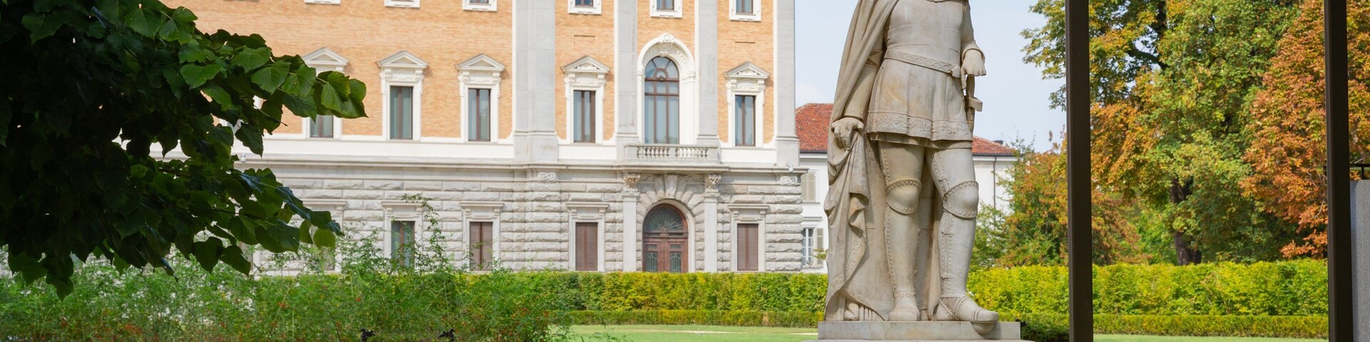 Royal Gardens showing a statue or sculpture and a park