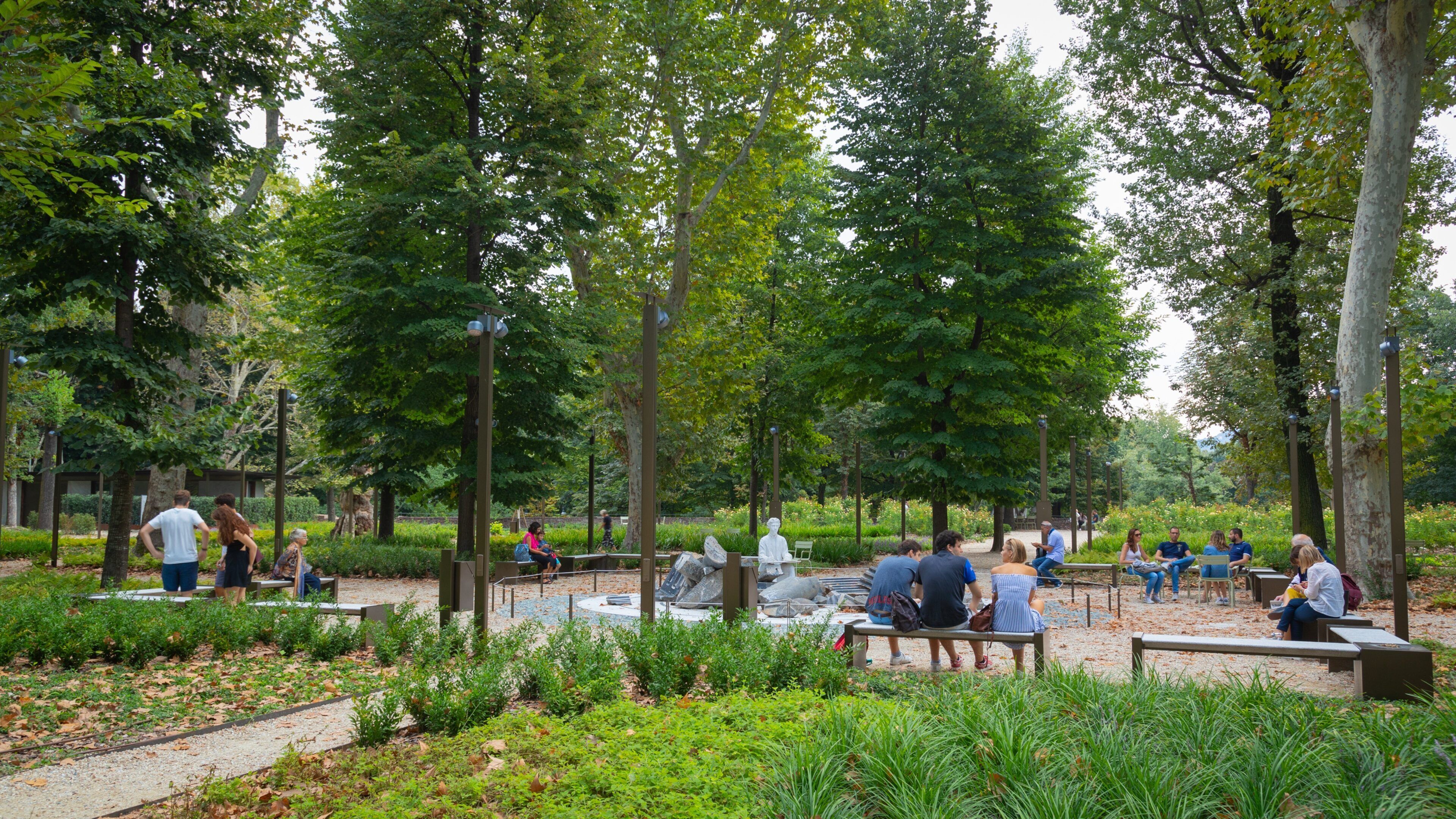 Royal Gardens featuring a garden