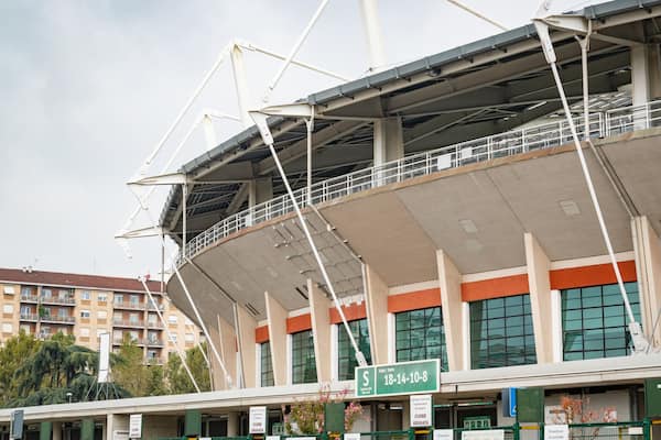 Un stade doté d’une vaste structure de toit et de plusieurs niveaux de gradins.