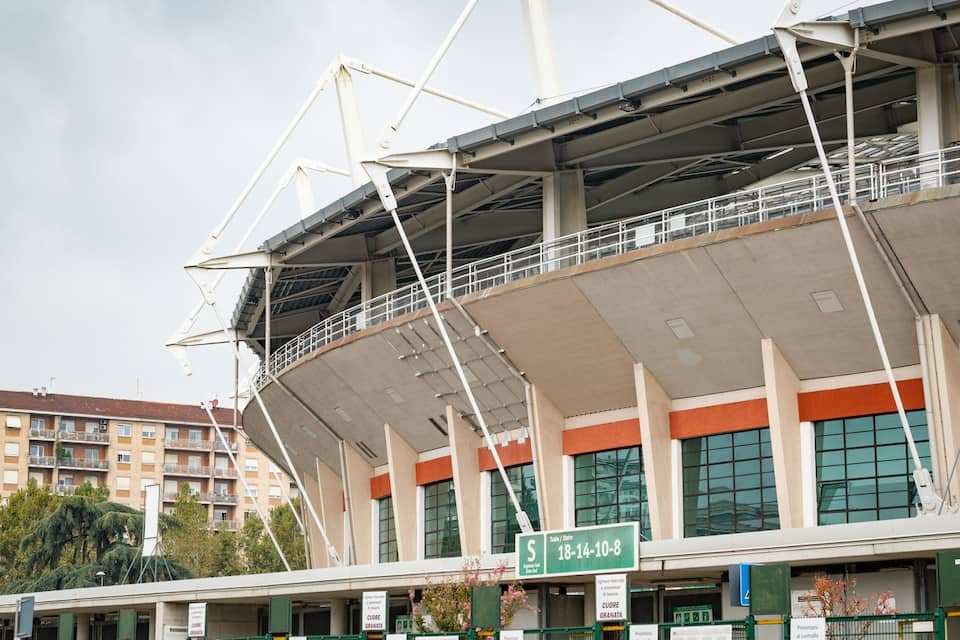 Uno stadio con una grande struttura a copertura e numerosi livelli di gradinate.