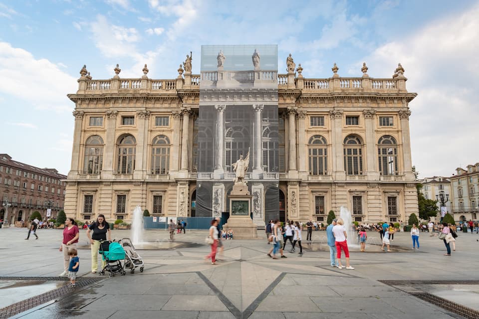 Un imponente edificio storico con statue e fontane in una piazza pubblica.