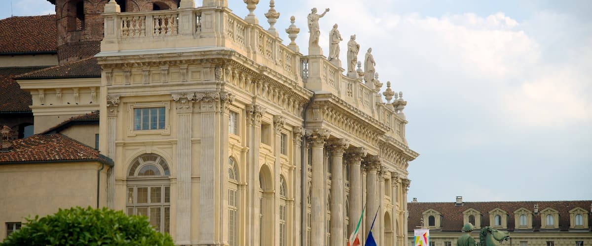 Palazzo Reale di Torino caratteristiche di architettura d\'epoca, statua o scultura e castello