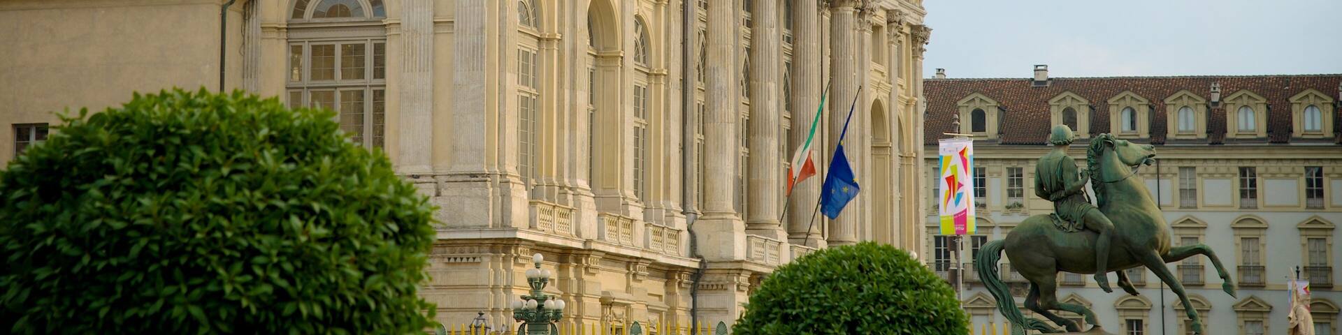 Palais royal de Turin mettant en vedette un chĂąteau, une statue ou une sculpture et architecture patrimoniale