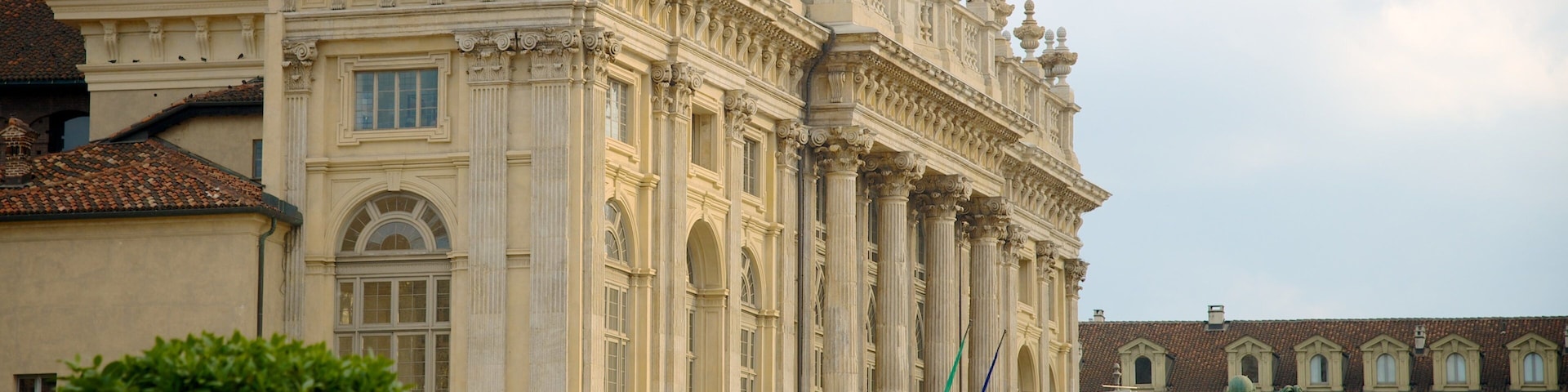 Palácio Real de Turim que inclui um pequeno castelo ou palácio, arquitetura de patrimônio e uma estátua ou escultura