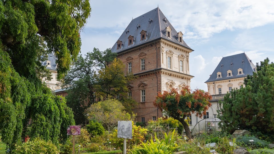 Valentino Park featuring a garden