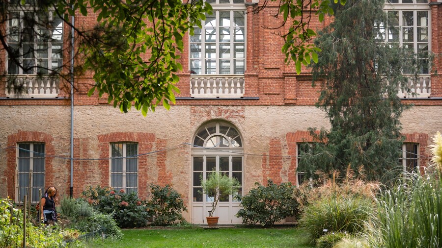 Valentino Park showing heritage elements and a park