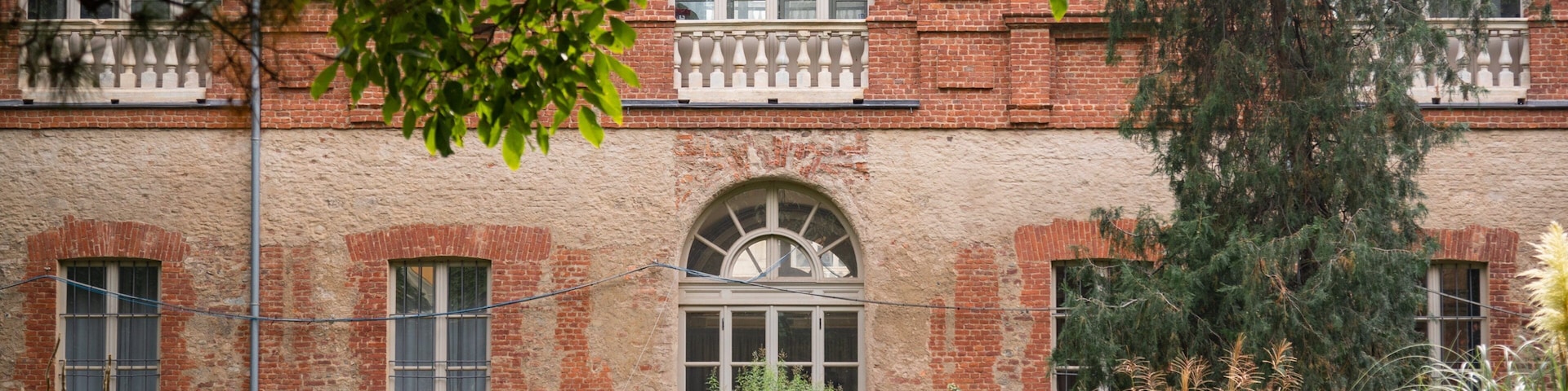 Valentino Park showing heritage elements and a park