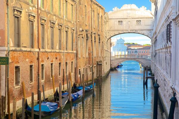 Huokausten silta featuring vanha arkkitehtuuri ja joki tai puro