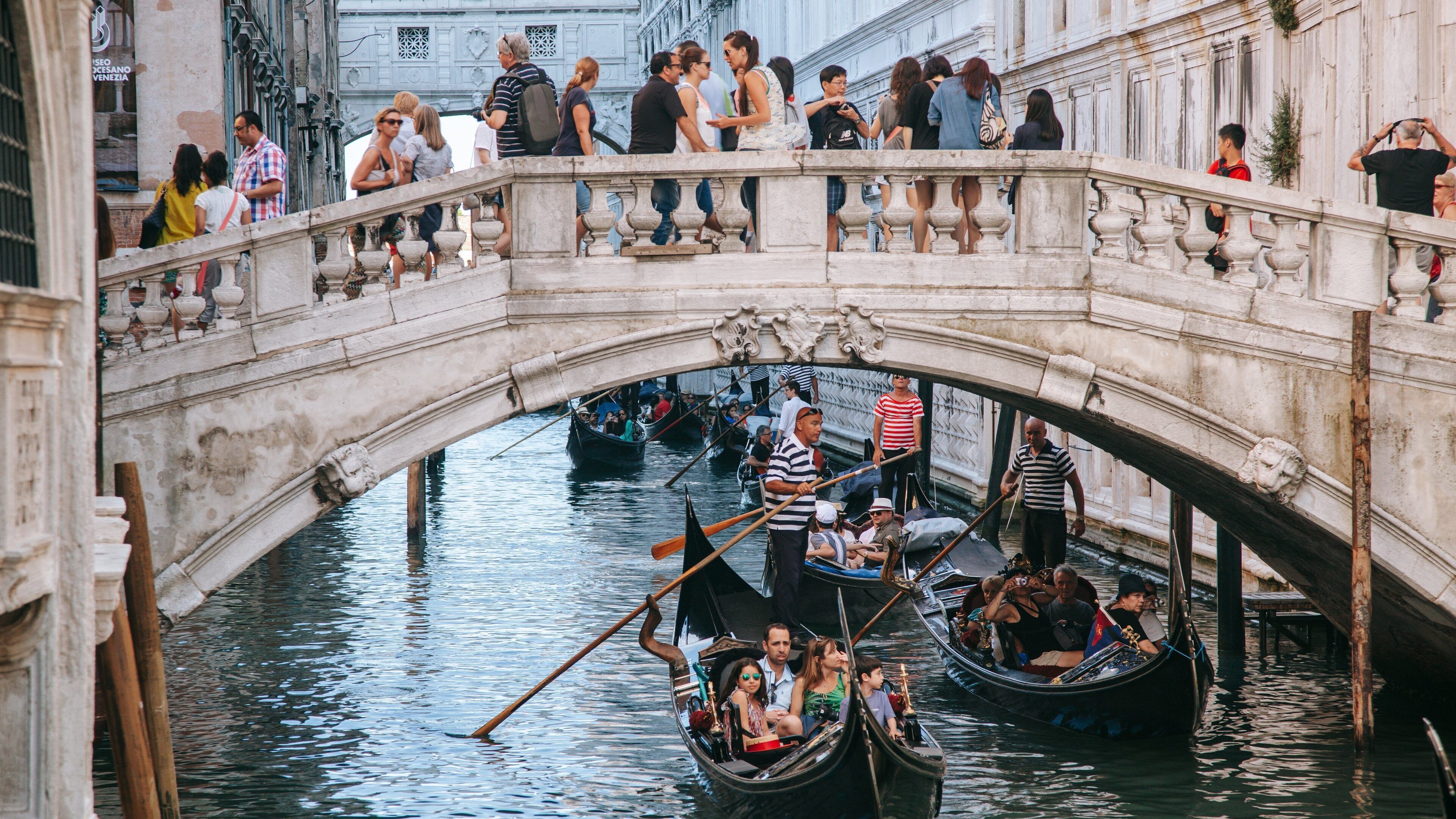 Bridge of Sighs showing a river or creek, heritage elements and kayaking or canoeing