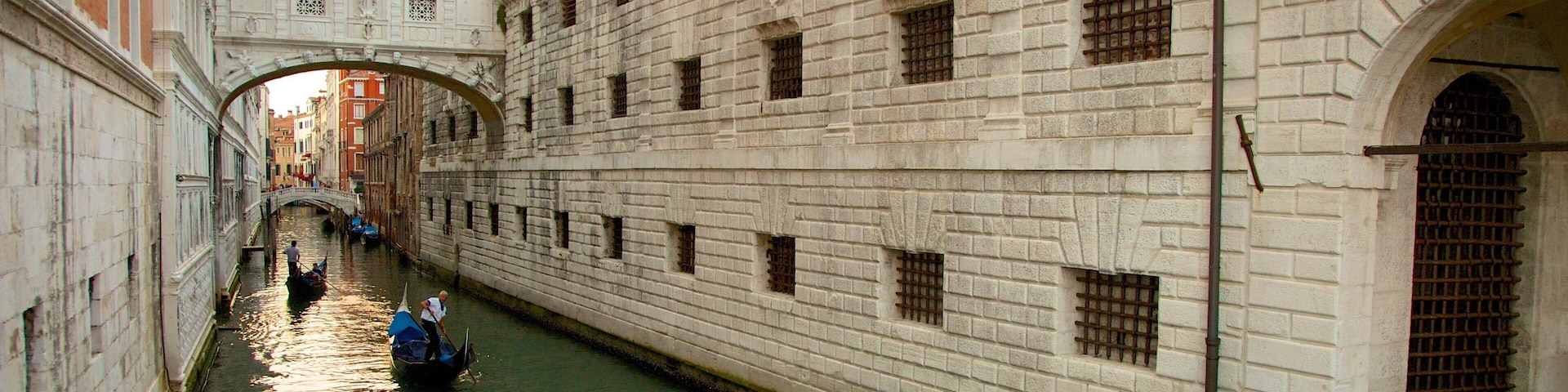 Bridge of Sighs showing a river or creek and heritage architecture