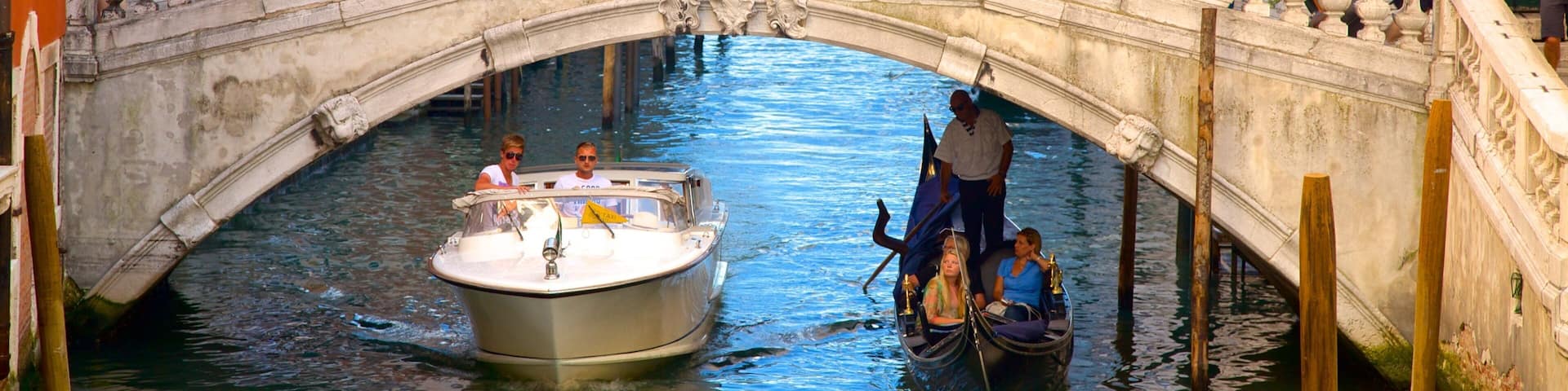 Seufzerbrücke mit einem Brücke und historische Architektur sowie große Menschengruppe