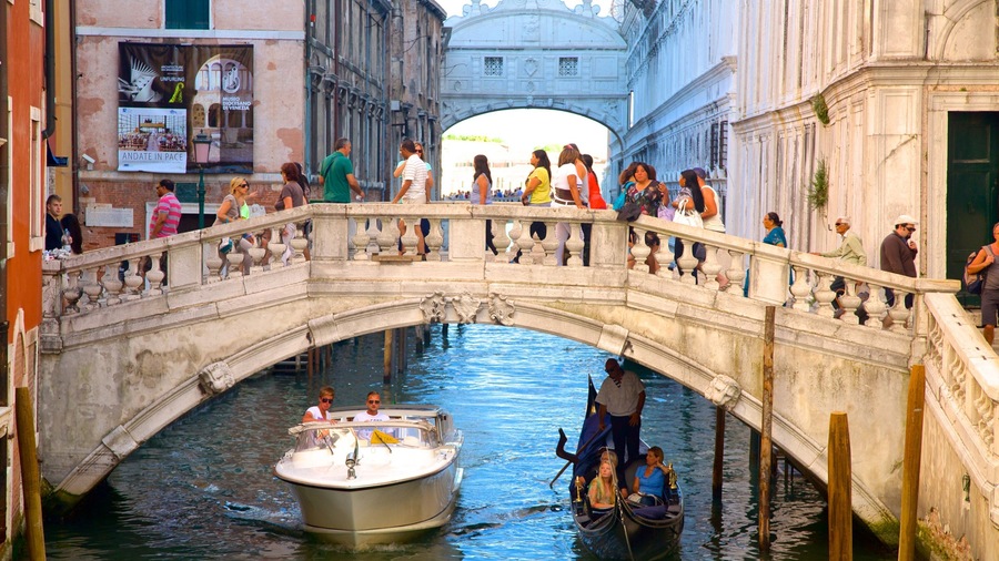 Bridge of Sighs showing heritage architecture and a bridge as well as a large group of people