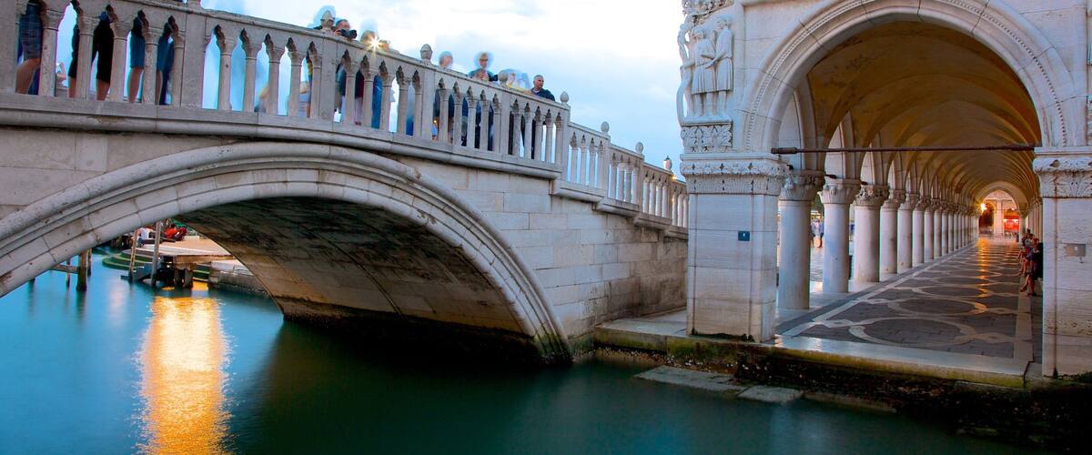 Cầu Than Thở cho thấy hoàng hôn, cầu và kiến trúc di sản