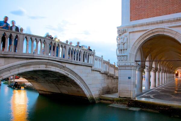 Puente de los Suspiros ofreciendo un puente, una puesta de sol y patrimonio de arquitectura