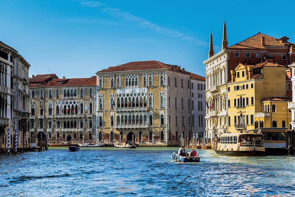 Un canal con edificios históricos y góndolas.
