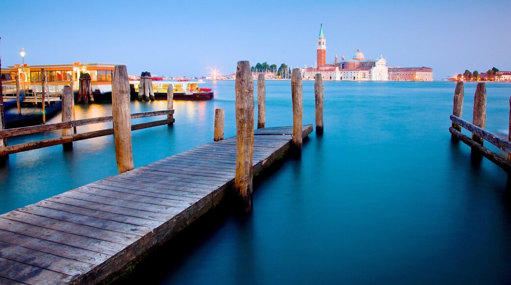 Kerk van San Giorgio Maggiore bevat een baai of haven, religieuze elementen en een kerk of kathedraal