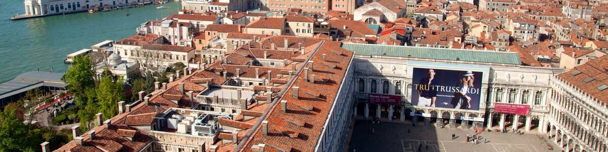 Santa Maria della Salute das einen Platz oder Plaza, allgemeine Küstenansicht und religiöse Aspekte