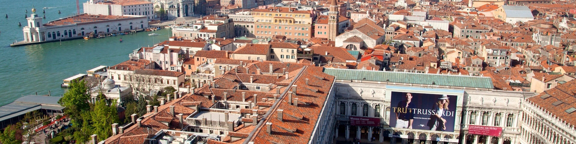 Santa Maria della Salute das einen Platz oder Plaza, allgemeine Küstenansicht und religiöse Aspekte