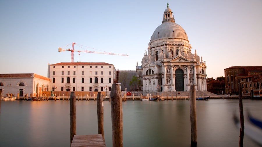 Basílica de Santa Maria della Salute ofreciendo una ciudad, una iglesia o catedral y una bahía o un puerto