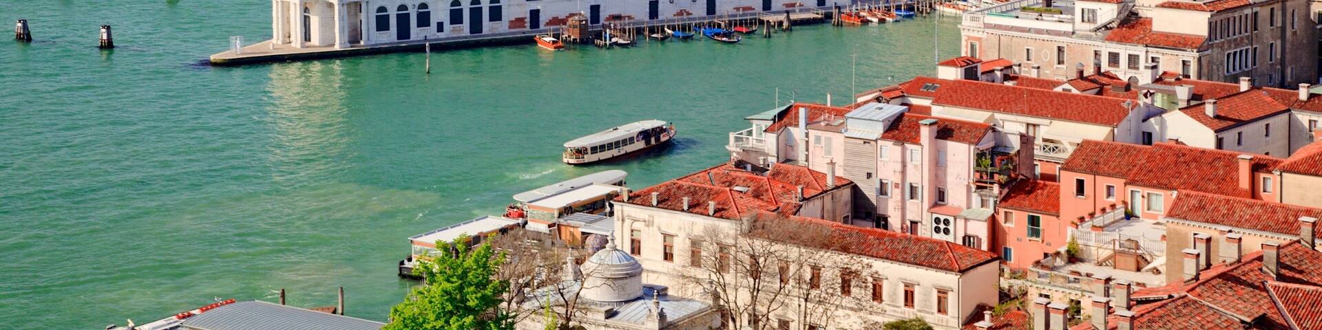 Basilica di Santa Maria della Salute which includes religious elements, general coastal views and a church or cathedral
