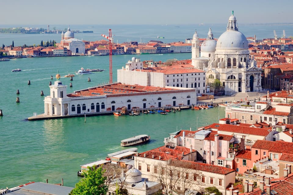 Vista panorámica del Gran Canal de Venecia, con edificios históricos y góndolas.