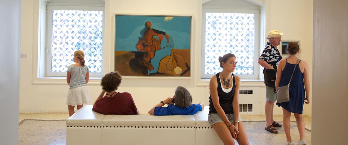 Museo Guggenheim ofreciendo arte y vistas de interior y también un grupo pequeño de personas