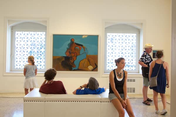 Peggy Guggenheim-museet som inkluderar interiörer och konst sÄvÀl som en liten grupp av mÀnniskor