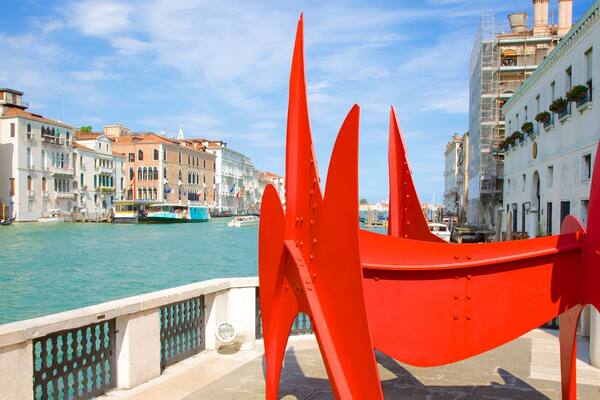 Museo Guggenheim que incluye un río o arroyo y arte al aire libre