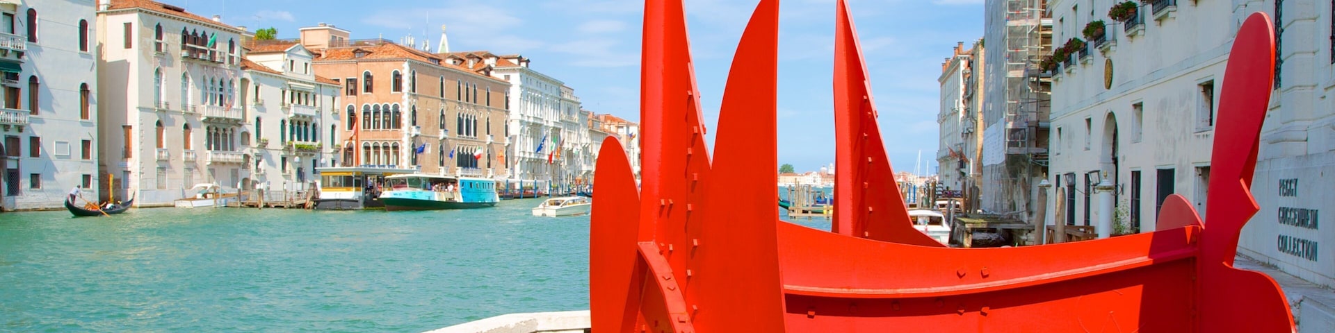 Collezione Peggy Guggenheim caracterizando um rio ou córrego e arte ao ar livre